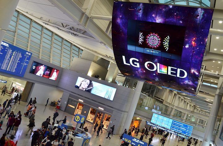 OLED+Signage+Incheon+Airport_2%5B20151119104726970%5D