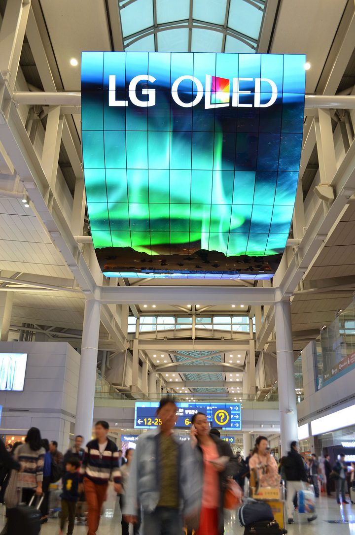OLED+Signage+Incheon+Airport_3%5B20151119104726995%5D