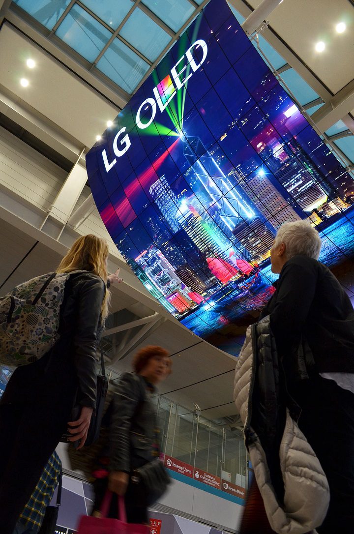 OLED+Signage+Incheon+Airport_4%5B20151119104727010%5D