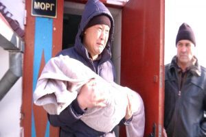 Акпар Нуржума - отец умершего в больнице годовалого Акжола