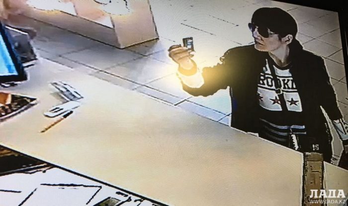 женщина украла ящик для пожертвований в актау