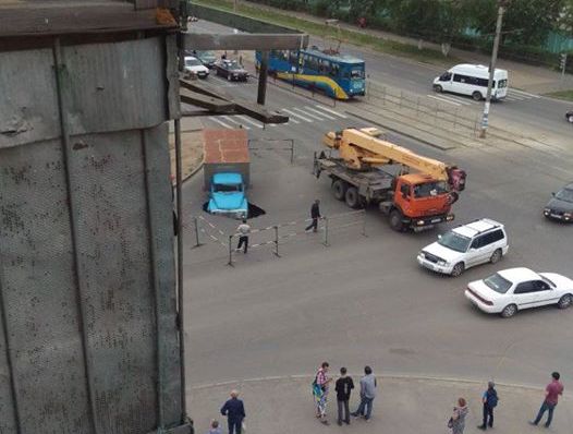 грузовик провалился