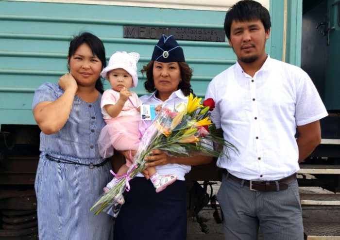 проводница со спасенной девочкой и ее родителями