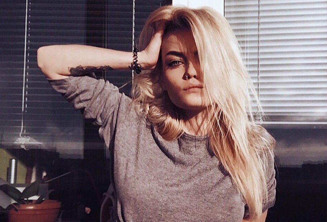 Экс-солистка Serebro вышла на улицу в блестящих микрошортах Экс-солистка Serebro вышла на улицу в блестящих микрошортах