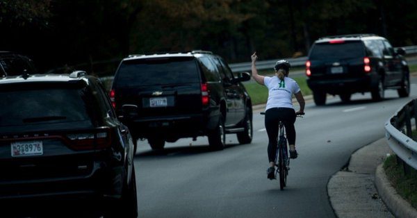средний палец кортежу трампа