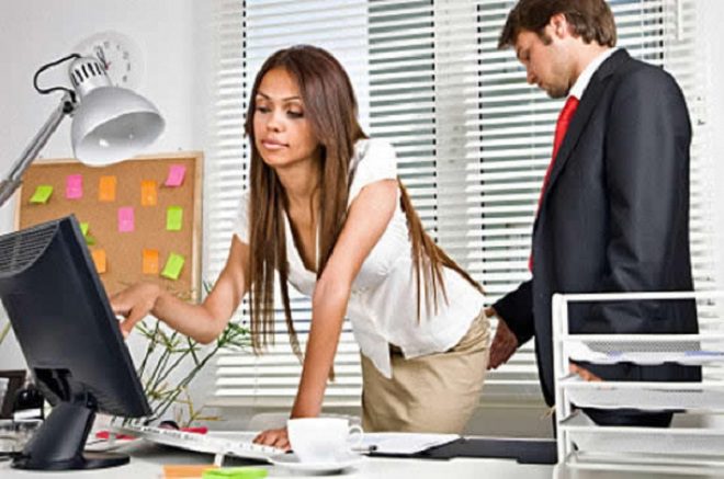 Порноның ішінен жыныс мүшесі шығып тұр Көрші мені жынды етеді (порно видео)