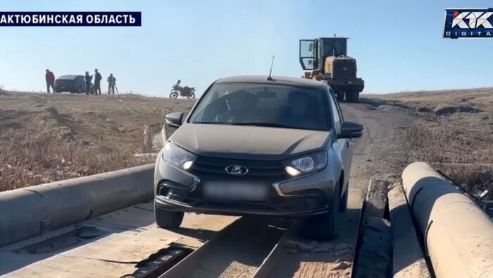 Актюбинцы боятся отпускать детей в школу из-за аварийной переправы