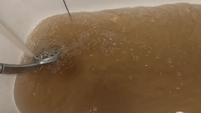 Житель Алматы пожаловался на мутную горячую воду в районе Алмагуль
