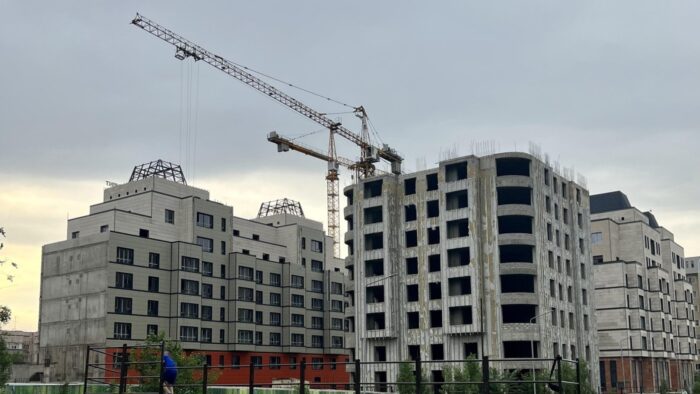 Алматинцы жалуются на химический запах со стройки на Муканова: акимат ответил
