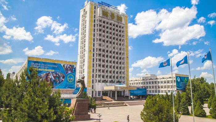 В КазНУ эвакуировали студентов из-за бесхозной сумки с учебниками