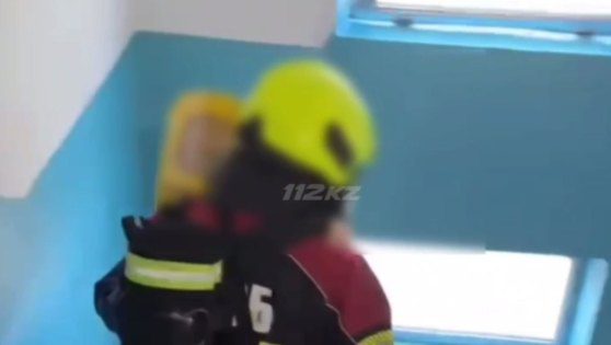 В Алматы при пожаре в пятиэтажке спасли ребенка
