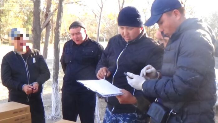 В Казахстане осудили четверых за кражу 1019 ноутбуков из транзитного контейнера