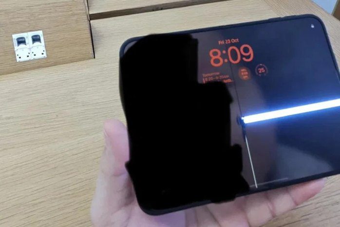 iPhone Duo: трещины по линии сгиба появились в первые часы продаж