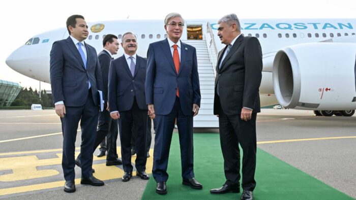 Токаев прибыл в Баку на 7-й саммит СВМДА