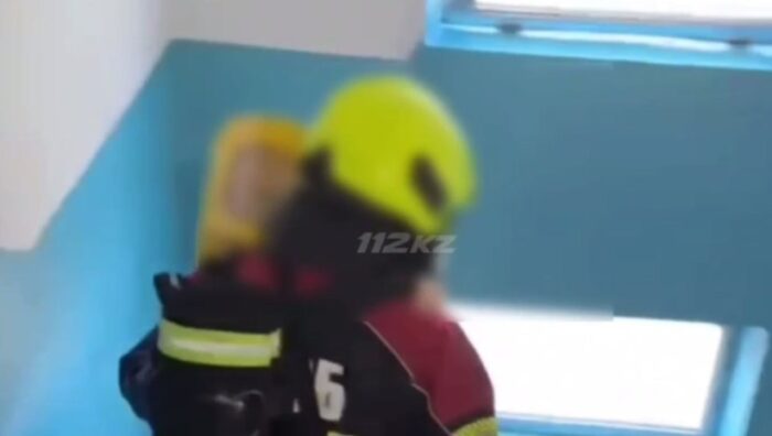 В Алматы при пожаре в пятиэтажке спасли ребенка