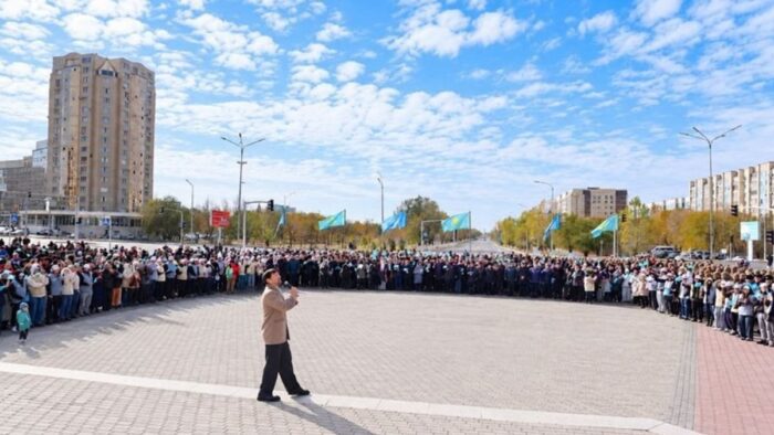 В Караганде в честь Дня Республики подняли государственный флаг