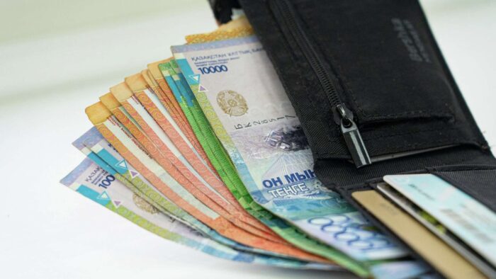 Минимальная зарплата в Казахстане выросла с 13 до 85 тысяч тенге за 33 года