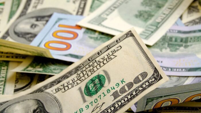 Финансист назвала условия, при которых доллар опустится ниже 400 тенге