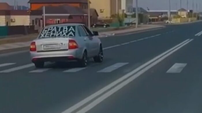 В Атырау участники свадебного кортежа нарушили ПДД: выезд на встречку и езда без прав