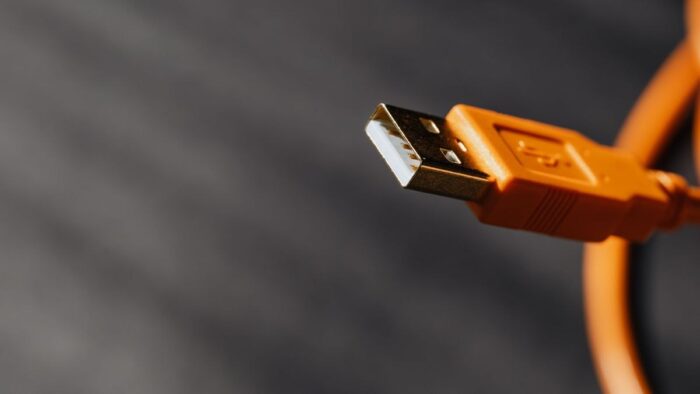 Старым USB-кабелям нашли применение в быту вместо свалки