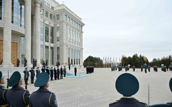 Токаев поднял Государственный флаг на площади перед Акордой