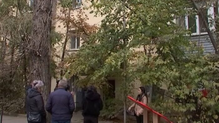 Соседи в Алматы жалуются на пенсионерку, устроившую свалку в квартире
