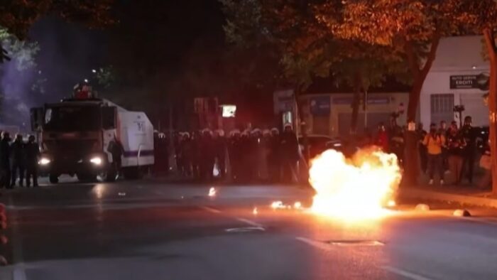 В Тиране протесты переросли в столкновения: пострадали около 300 человек