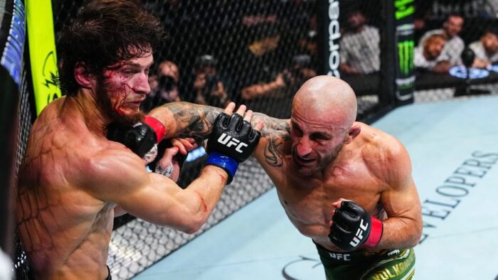 Волкановски нокаутировал Евлоева и в девятый раз защитил титул UFC
