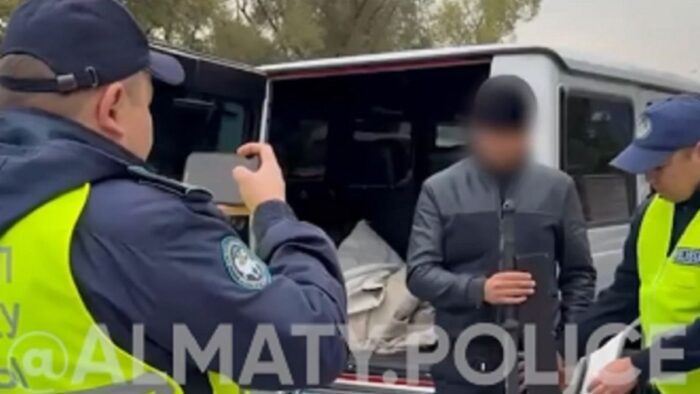 В Алматы после драки на Райымбека задержали четверых мужчин на «Гелендвагене»