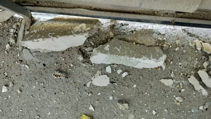 В Актау ночью с фасада дома обрушились куски бетона до 30 сантиметров