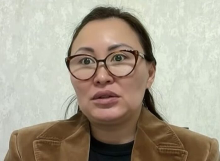Соседи в Алматы жалуются на пенсионерку, устроившую свалку в квартире