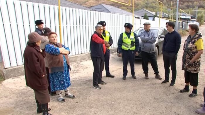 Жители Бельбулака жалуются на ресторан, смывающий мусор в арык