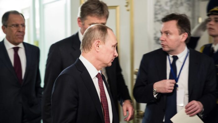 Путин: Москва готова возобновить трехсторонние переговоры по Украине