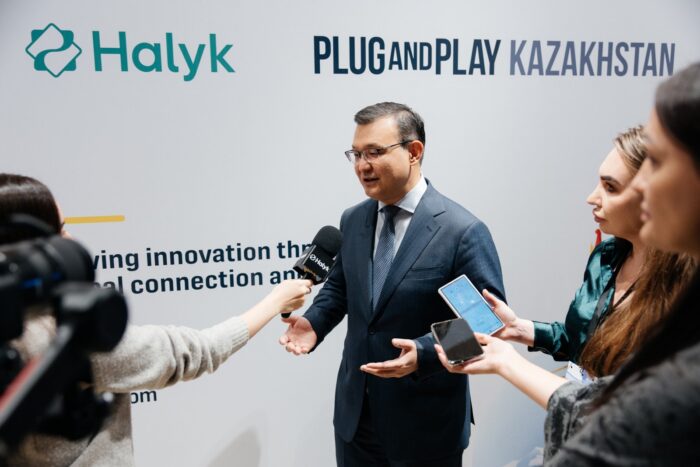 Halyk Bank и Plug and Play откроют в Алматы центр компетенций по ИИ