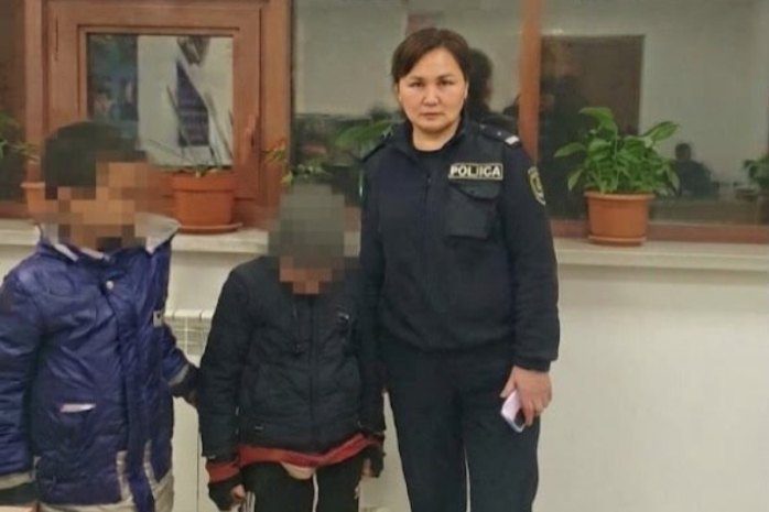 В Астане более 200 человек искали двух детей, заблудившихся в высокой траве