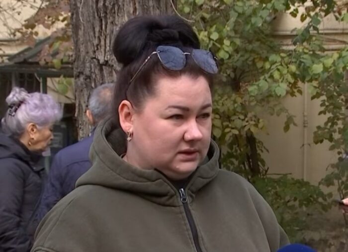 Соседи в Алматы жалуются на пенсионерку, устроившую свалку в квартире